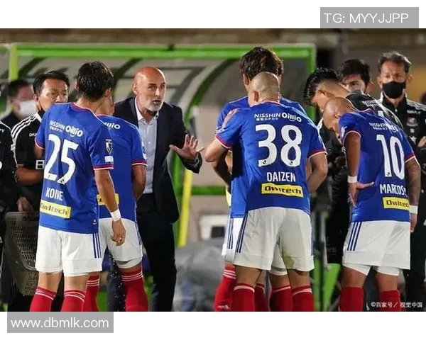 登博斯与前进之的精彩对决揭示了足球战术与团队合作的重要性 登博斯与前进之的精彩对决揭示了足球战术与团队合作的重要性