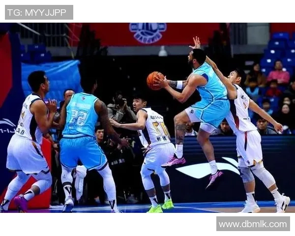 2015年CBA山东队与广东队激战回顾精彩瞬间与赛场亮点分析